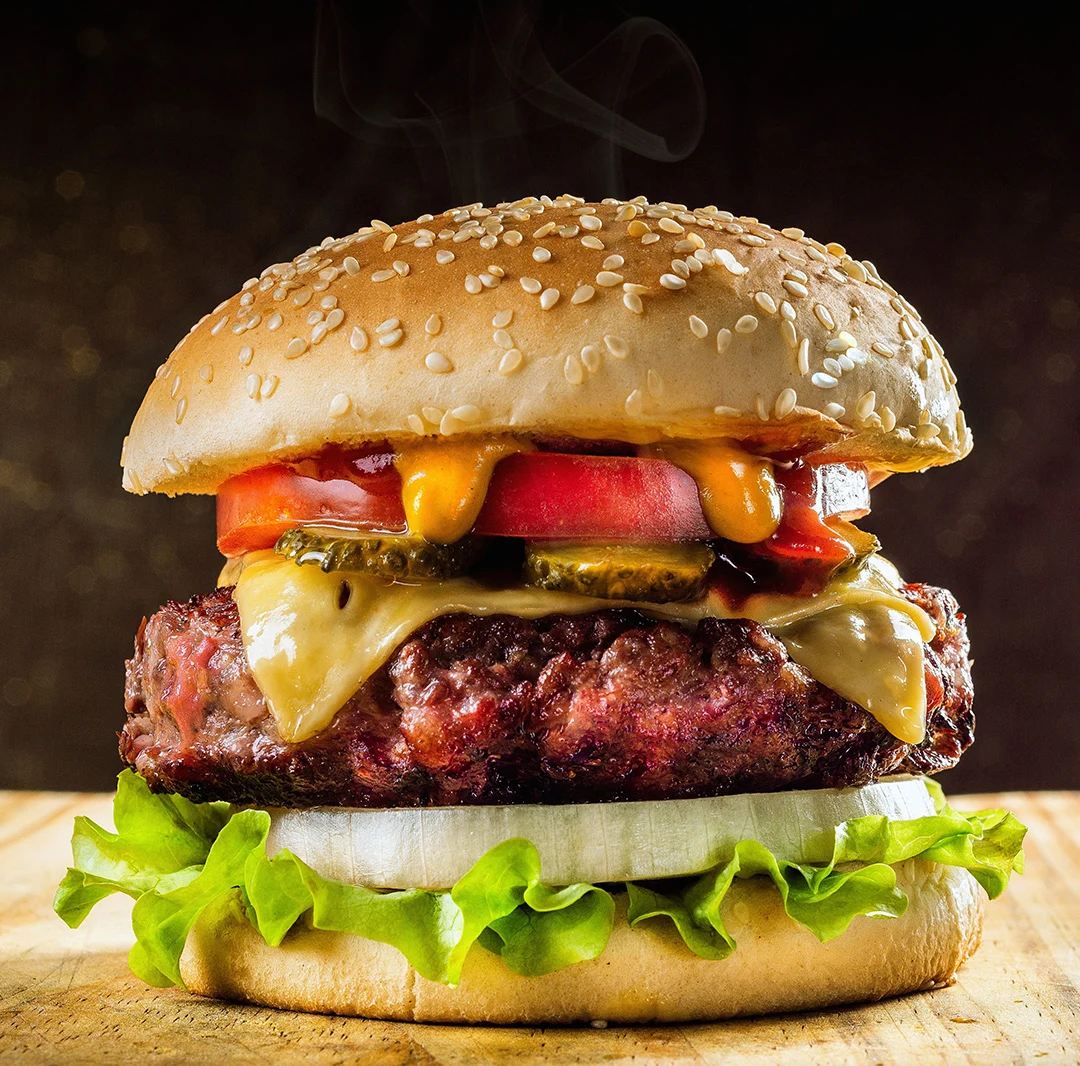 Burger mit Salat und Tomate