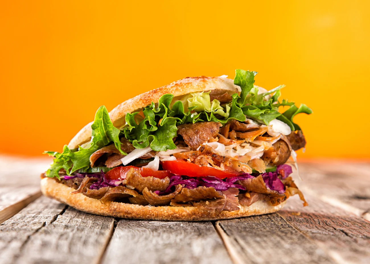 Döner mit Salat und Sauce