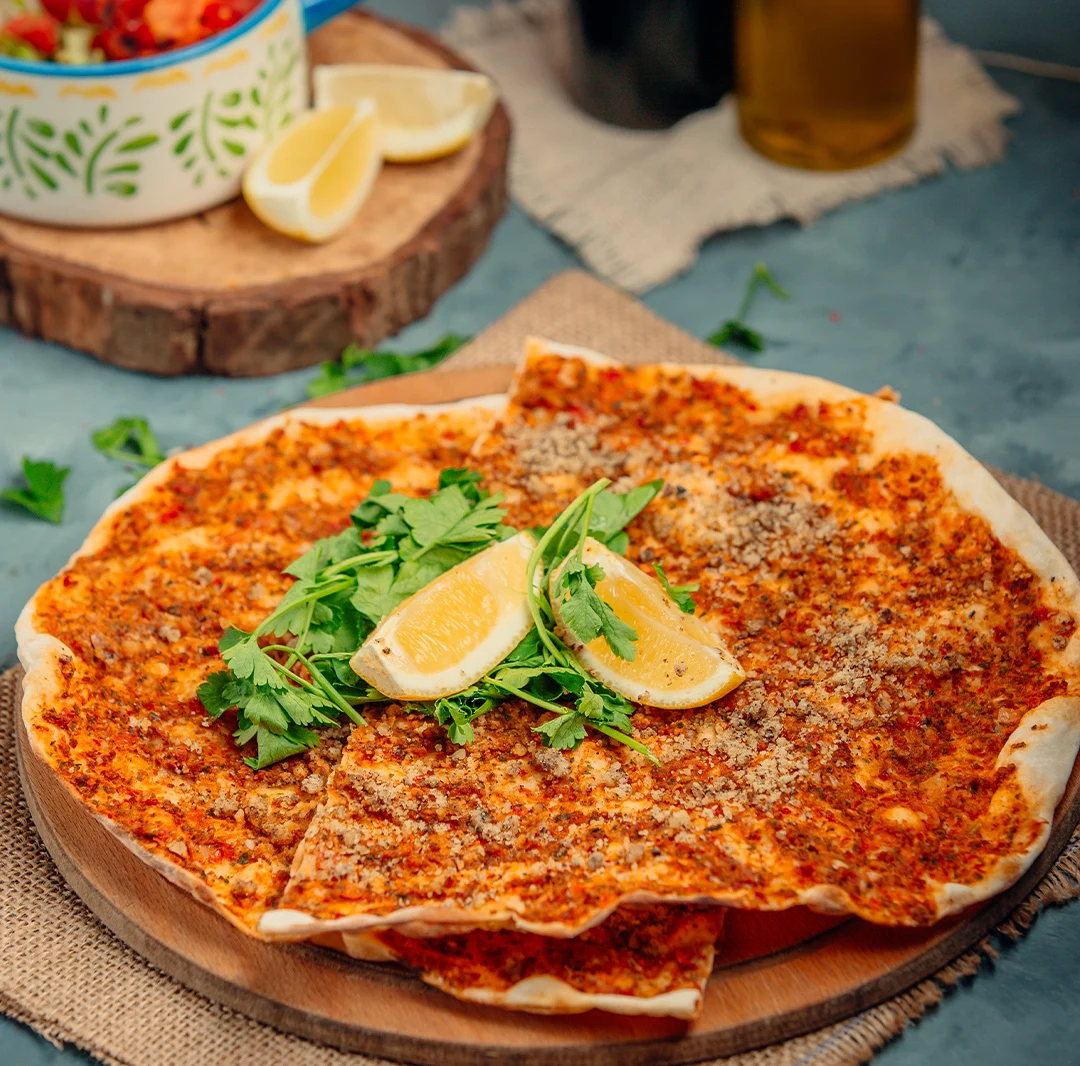 Lahmacun mit Petersilie und Zitrone